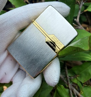 Bật Lửa Zippo ͏Zo͏r͏r͏o 2 Mộc Đáy Mạ Vàng Phay Xước ( Xài Xăng - Có Hộp )