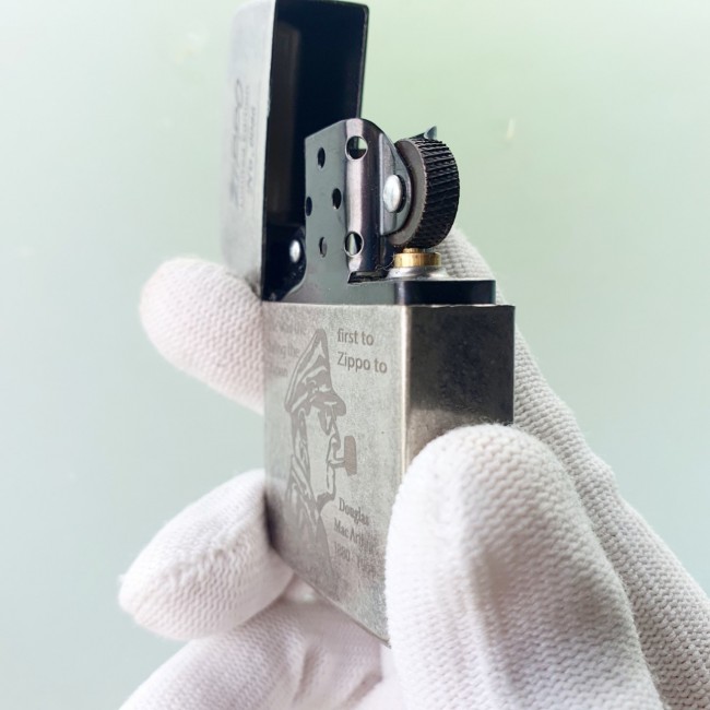 Bật Lửa Zippo Bạc Cổ Đại Tướng Mỹ Góc Bo Tròn Ruột Tráng Men Màu Đen Đáy Dập Đời 3 Gạch Xéo 1977 - C