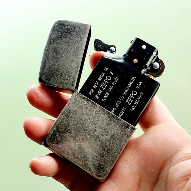 Bật Lửa Zippo Bạc Cổ Góc Bo Tròn Ruột Tráng Men Màu Đen Đáy Dập Đời 3 Gạch Xéo 1977
