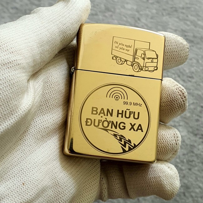 Bật Lửa Zippo Mỹ Đồng Bạn Hữu Đường Xa Đời E2000-XVI ( Ruột Vàng , Fullbox)