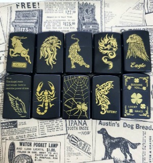 Bật Lửa Hột Quẹt Zippo Đen Họa Tiết Vàng Nhiều Hình Đời La Mã E2000 - Có Tem Đỏ ( Giao Ngẫu Nhiên -