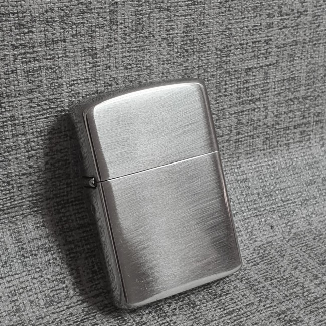 Bật Lửa Zippo Bạc Trơn Ruột Vàng Mộc Đáy Ngược Đời La Mã XIII - Có Hộp - Tem Đỏ