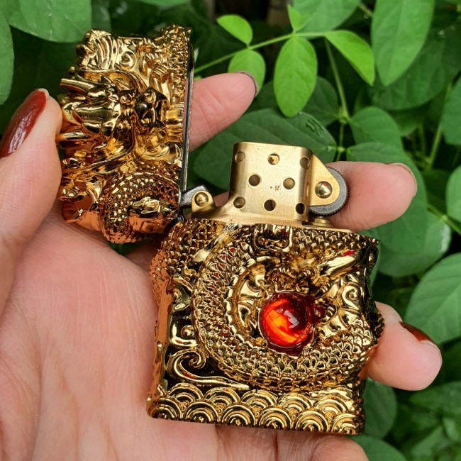 Bật Lửa Zippo Rồng Cẩn Ngọc Màu Vàng Mộc Đáy Ngược Đời La Mã E2000-XIII ( Ruột Vàng - Có Hộp)