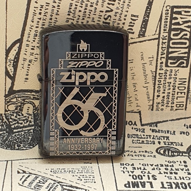 Bật Lửa Zippo Kỷ Niệm 65 Năm Đen Bóng Đời La Mã E2000-XVI ( Có Tem Đỏ )