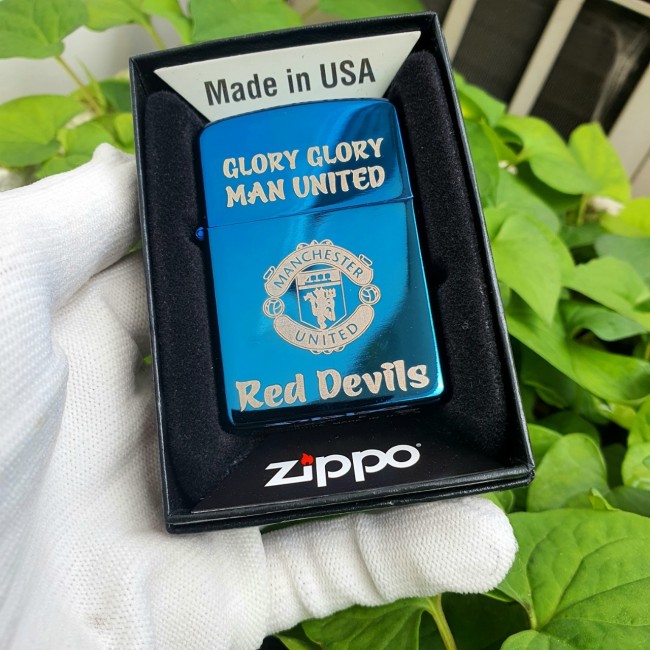 Bật Lửa Zippo Đội Bóng CLB ManChesTer Đời La Mã E2000-XVI ( Có Tem Đỏ ) KHÔNG KÈM HỘP ZIPPO